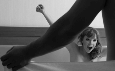 A woman surprises a member of the size of the member with the help of soda